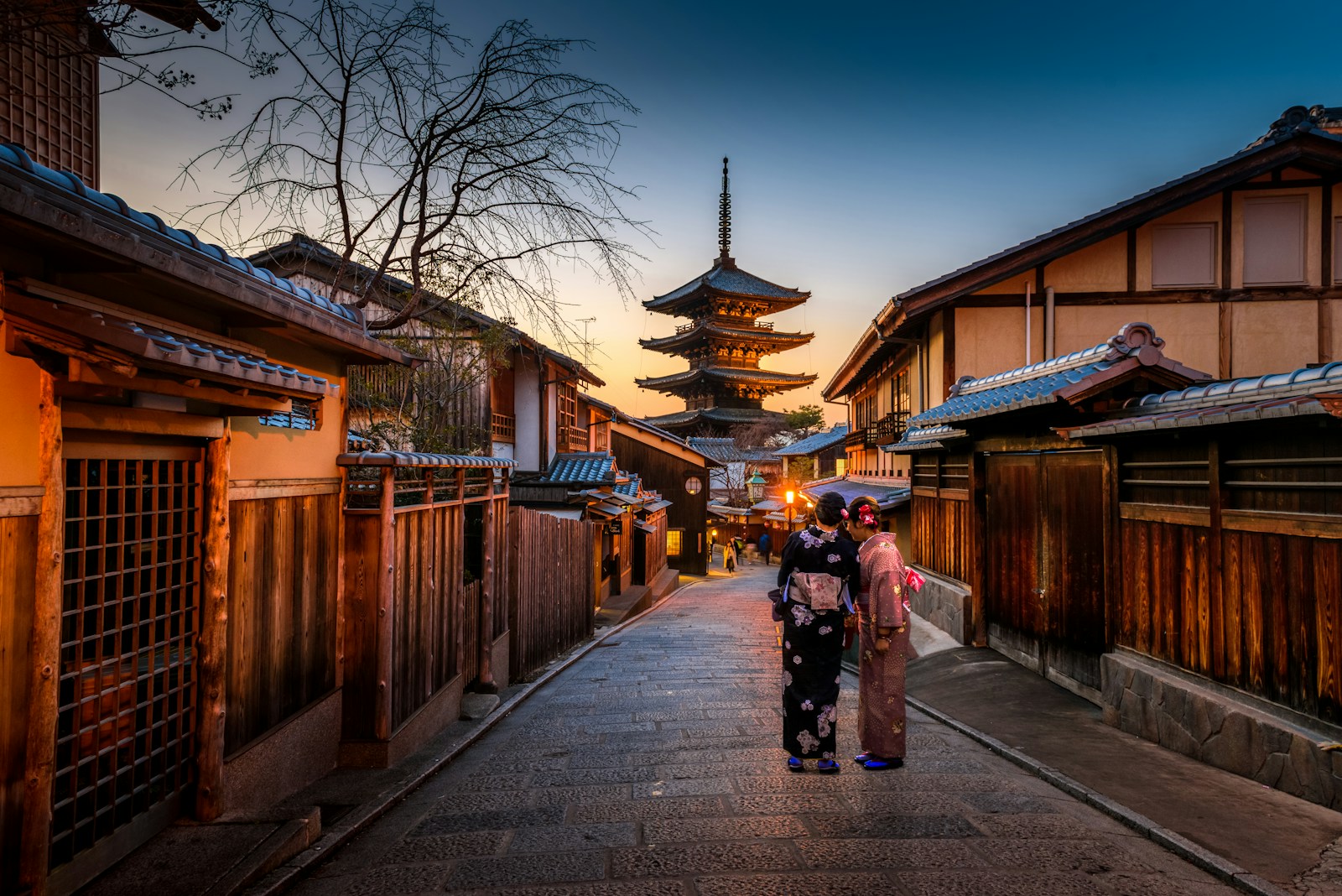 Calle tradicional de Kioto con una pagoda al atardecer